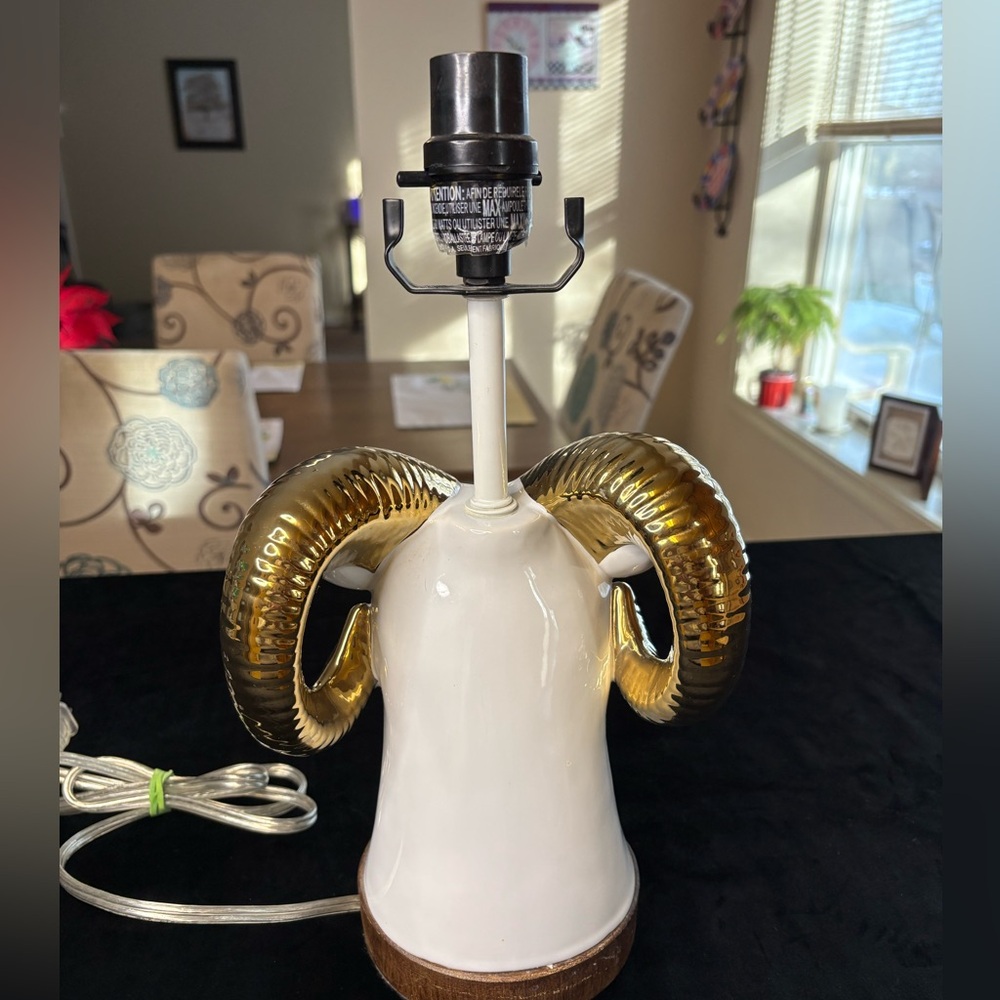 White Ceramic Ram’s Head Table Lamp With Gold-Colored Horns - Picture 4 of 9